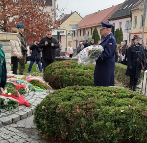 komendant powiatowy policji w Krapkowicach składający kwiaty pod pomnikiem