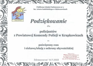 zdjęcie dyplomu z podziękowaniami dla krapkowickich policjantów za poświęcony czas i lekcje z obrony obywatelskiej