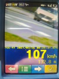 zdjęcie ekranu ręcznego miernika prędkości, parametry pomiaru prędkości, jezdnia pojazd dostawczy koloru białego