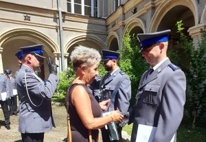 policjanci w umundurowaniu wyjściowym, komendant i Burmistrz Zdzieszowic, wręczenie wyróżnień