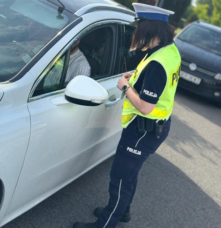 zdjęcie: policjantka kontrolująca samochód
