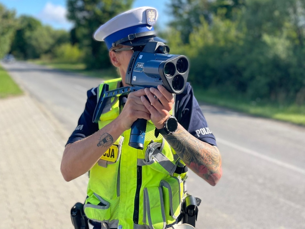 zdjęcie: policjant drogówki podczas działań