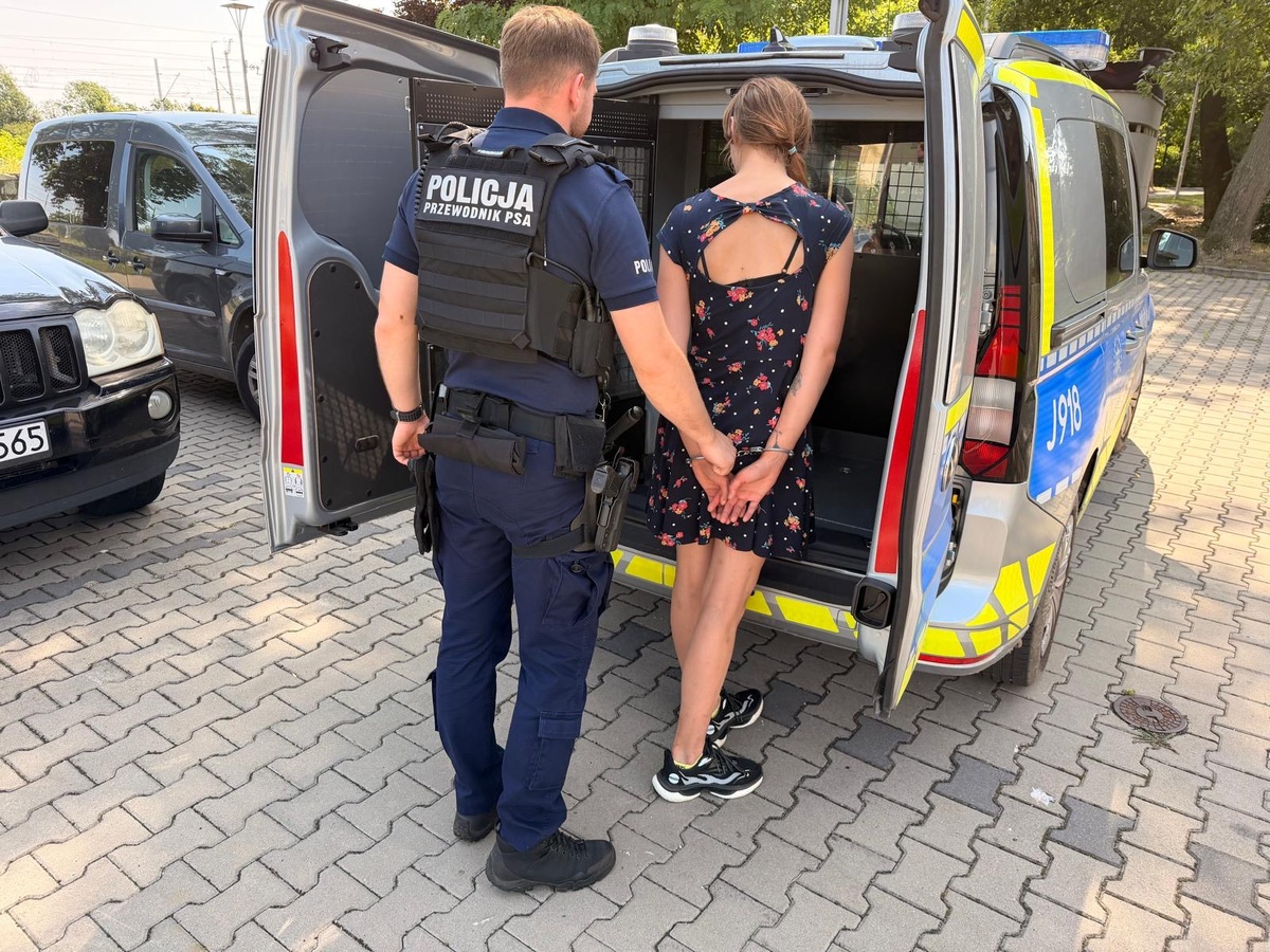zdjęcie: policjant z zatrzymana kobietą