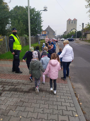 Spacer policjantów z przedszkolakami