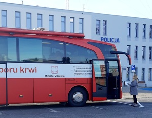 krwiobus przed budynkiem komendy policji w krapkowicach