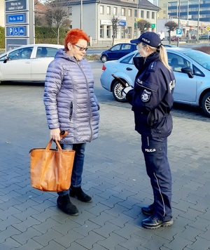 policjantka wręcza odblaski kobiecie