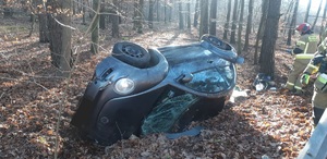 uszkodzony pojazd marki volkswagen, po zdarzeniu drogowym, leżący  w przydrożnym rowie