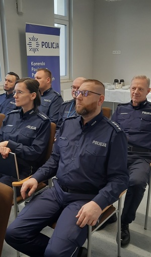 policjanci siedzący na krzesłach