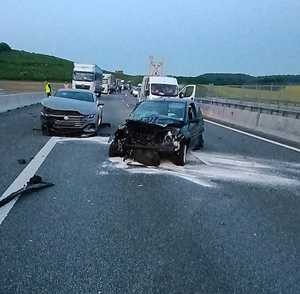 jezdnia, dwa rozbite samochody osobowe, pojazd patrolu autostradowego