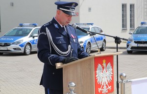 policjant podczas obchodów święta policji odczytuje przemówienie