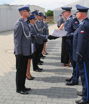 policjanci podczas obchodów święta policji otrzymują awanse od Komendanta Wojewódzkiego Policji