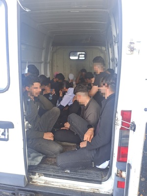 uchodźcy w pojeździe typu bus