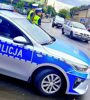 policjanci na jezdni przed rozpoczęciem wyscigu