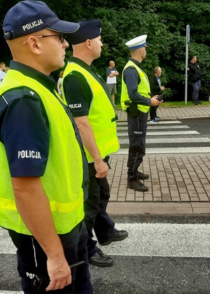 policjanci podczas zabezpieczenia