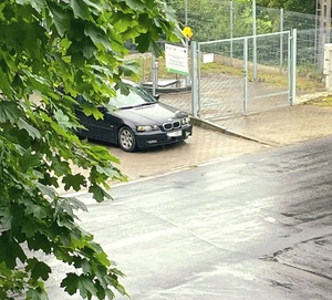 samochód marki bmw stojący na parkingu