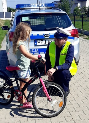 policjant i dziewczynka na rowerze