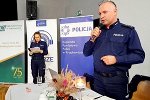 policjant i policjantka podczas debaty społecznej przekazują zebranym informacje na temat bezpieczeństwa