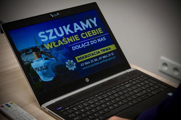 laptop na którym wyświetlany jest slajd doboru do służby