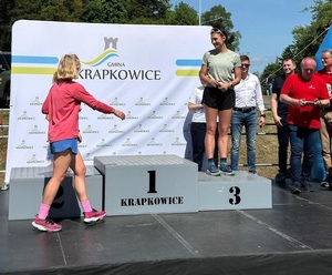 zdjęcie kolorowe: krapkowicka policjantka podczas zawodów biegowych