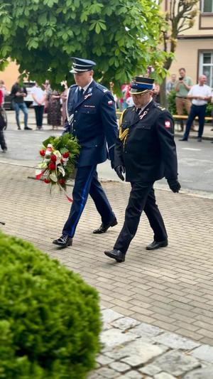 W oficjalnych uroczystościach uchwalenia Konstytucji 3-go Maja udział wziął Komendant Powiatowy Policji w Krapkowicach, podinsp. Krzysztof Kociuga. Komendant uczestniczył w mszy świętej, odprawionej w intencji Ojczyzny, w kościele pw. Św. Mikołaja w Krapkowicach. Następnie wspólnie z uczestnikami tego wydarzenia, przemaszerował pod pomnik Ofiar Wojen i Przemocy, gdzie odbyły się główne uroczystości.