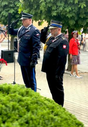 W oficjalnych uroczystościach uchwalenia Konstytucji 3-go Maja udział wziął Komendant Powiatowy Policji w Krapkowicach, podinsp. Krzysztof Kociuga. Komendant uczestniczył w mszy świętej, odprawionej w intencji Ojczyzny, w kościele pw. Św. Mikołaja w Krapkowicach. Następnie wspólnie z uczestnikami tego wydarzenia, przemaszerował pod pomnik Ofiar Wojen i Przemocy, gdzie odbyły się główne uroczystości.