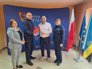 Fotografia przedstawia policjanta - Komendanta KPP w Krapkowicach oraz Wójta Gminy Walce