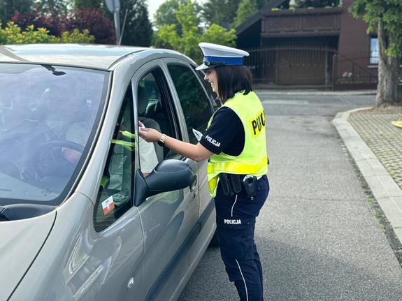 Funkcjonariusze prowadzący kontrole w przedszkolu, w której odbywa się akcja &quot;Dni Bezpiecznego Przedszkola&quot; w ramach której policjanci sprawdzali w jaki sposób są przewożone dzieci.