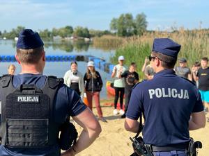 Obrazy przedstawiają uczestników prelekcji bezpieczeństwa nad wodą.