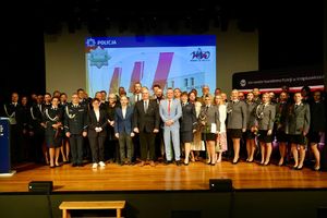 Na fotografii znajdują się funkcjonariusze oraz przedstawiciele władz samorządowych