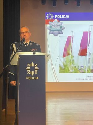 Na fotografiach znajdują się funkcjonariusze Policji i przedstawiciele władz samorządowych a także zgromadzeni goście i zaproszeni artyści