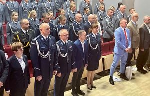 Na fotografiach znajdują się funkcjonariusze Policji i przedstawiciele władz samorządowych a także zgromadzeni goście i zaproszeni artyści