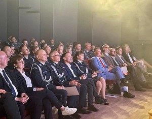 Na fotografiach znajdują się funkcjonariusze Policji i przedstawiciele władz samorządowych a także zgromadzeni goście i zaproszeni artyści