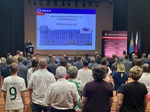 Na fotografiach znajdują się funkcjonariusze Policji i przedstawiciele władz samorządowych a także zgromadzeni goście i zaproszeni artyści