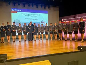 Na fotografiach znajdują się funkcjonariusze Policji i przedstawiciele władz samorządowych a także zgromadzeni goście i zaproszeni artyści