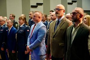 Na fotografiach znajdują się funkcjonariusze Policji i przedstawiciele władz samorządowych a także zgromadzeni goście i zaproszeni artyści