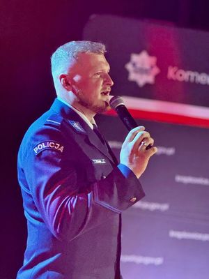 Na fotografiach znajdują się funkcjonariusze Policji i przedstawiciele władz samorządowych a także zgromadzeni goście i zaproszeni artyści