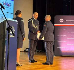 Na fotografiach znajdują się funkcjonariusze Policji i przedstawiciele władz samorządowych a także zgromadzeni goście i zaproszeni artyści