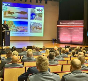 Na fotografiach znajdują się funkcjonariusze Policji i przedstawiciele władz samorządowych a także zgromadzeni goście i zaproszeni artyści