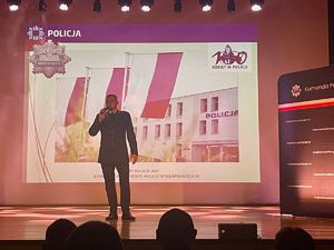 Na fotografiach znajdują się funkcjonariusze Policji i przedstawiciele władz samorządowych a także zgromadzeni goście i zaproszeni artyści