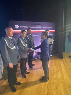 Na fotografiach znajdują się funkcjonariusze Policji i przedstawiciele władz samorządowych a także zgromadzeni goście i zaproszeni artyści