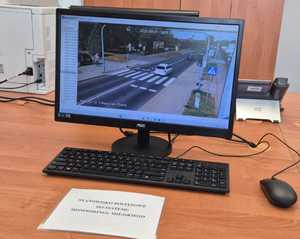 na zdjęciu jest monitor na którym widoczny jest monitoring miejski