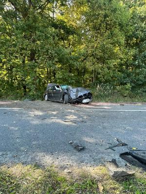na zdjęciu jest uszkodzony samochód bmw