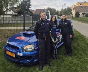 na zdjęciu znajdują się policjantki z kierowcą rajdowym