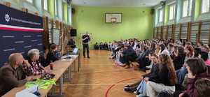 na zdjęciu znajdują się policjanci i uczestnicy debaty