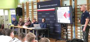 na zdjęciu znajdują się uczestnicy debaty