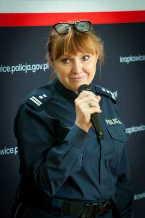 na zdjęciu znajduje się policjantka