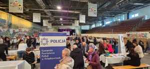 na zdjęciu znajduje się policjantka która rozmawia z seniorami na temat bezpieczeństwa