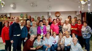 Zdjęcie przedstawia funkcjonariusza, który przeprowadza prelekcję dotyczącą bezpieczeństwa w ruchu drogowym.