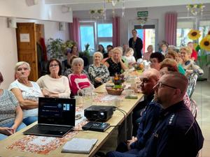 Zdjęcia przedstawiają uczestników Debaty Społecznej, która odbyła się w Zdzieszowicach w Domu Dziennego Pobytu "Jarzębina".