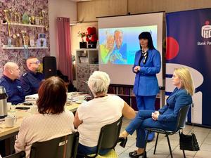 Zdjęcia przedstawiają uczestników Debaty Społecznej, która odbyła się w Zdzieszowicach w Domu Dziennego Pobytu "Jarzębina".
